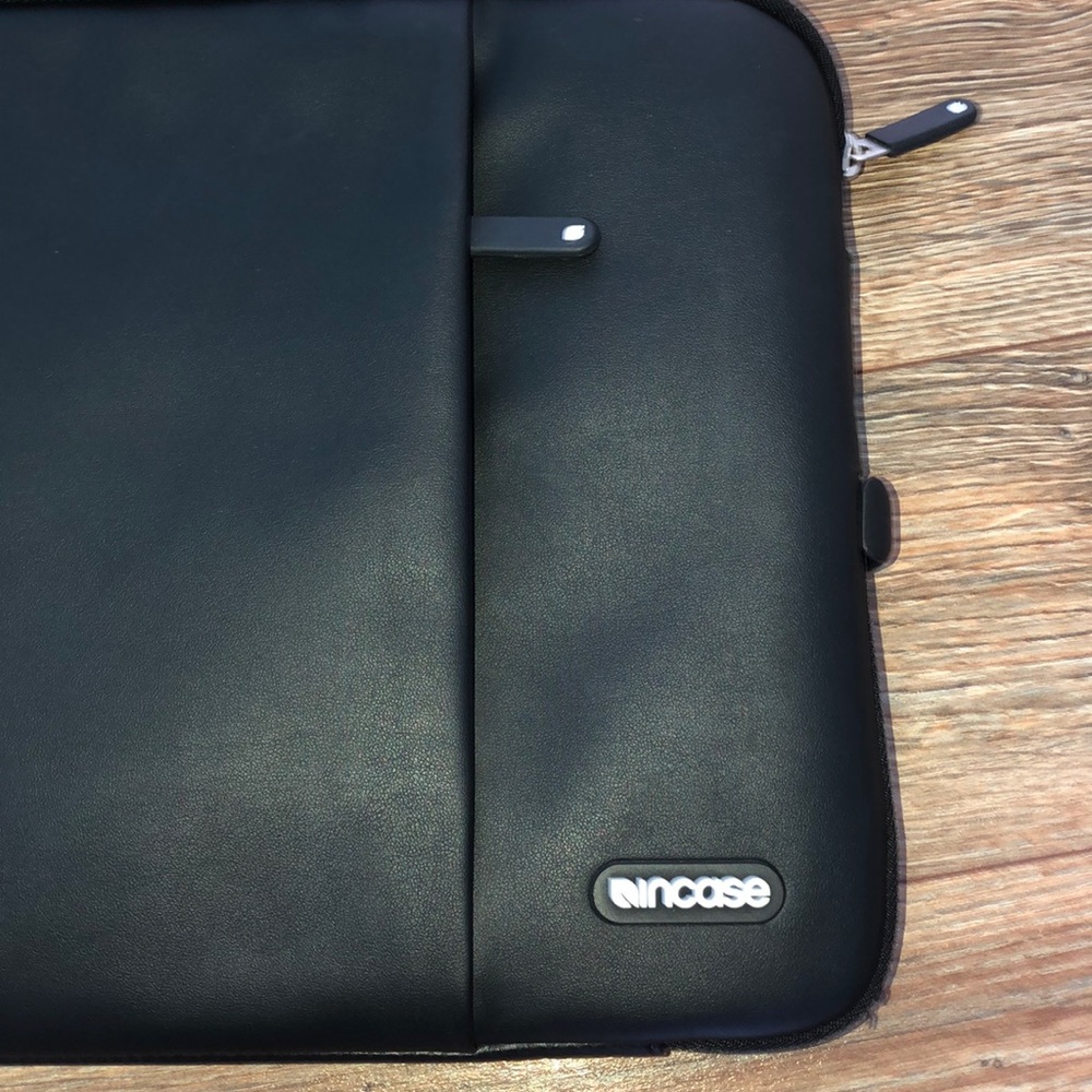 InCase Laptop Case - Picture 2 of 4